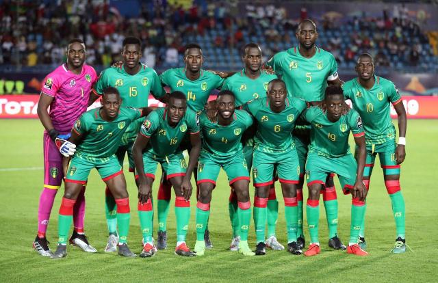 国安全队抵达北京，大兴机场内围满前来接机的国安球迷