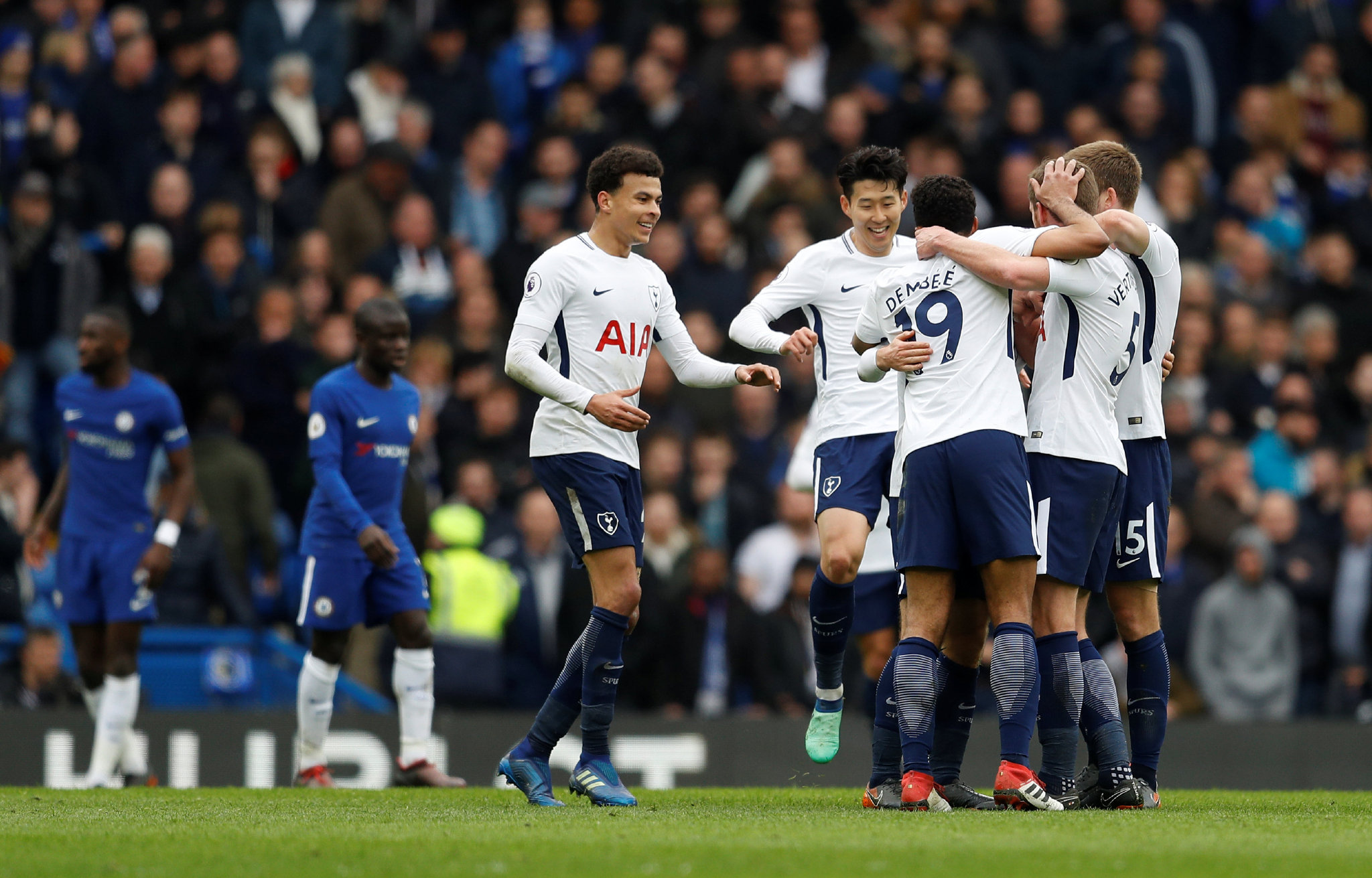 邮报：伯恩茅斯后卫塞内西与女足后卫鲍尔斯成英超新明星情侣