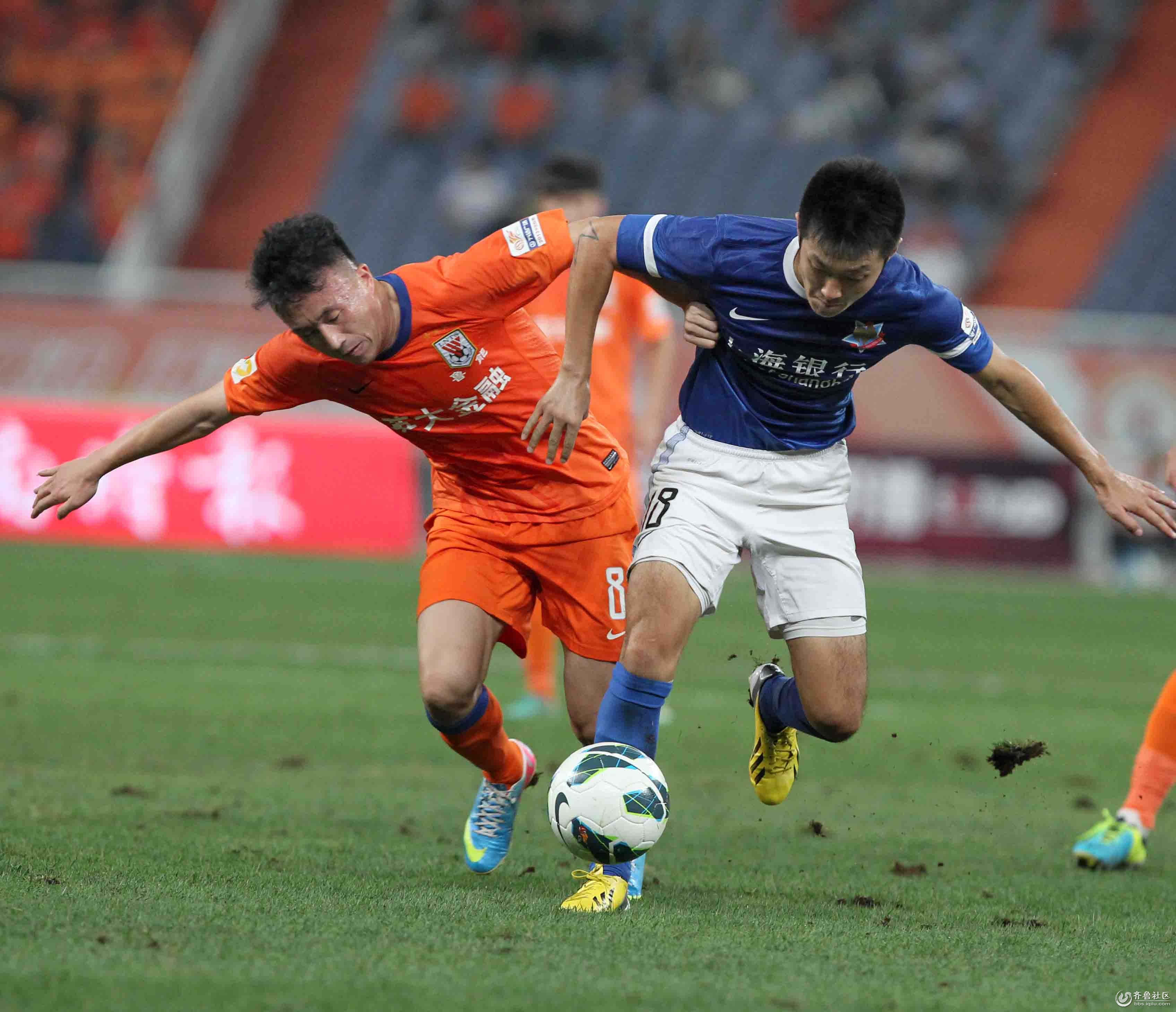 足球中超队长带伤上阵，拼劲获赞