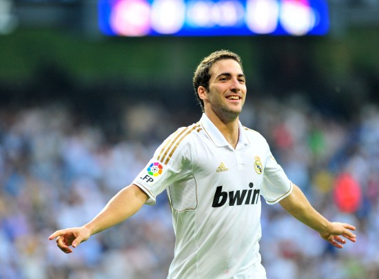 苏格兰女足队长卡思伯特与中国队比赛时头部受伤，被紧急送医